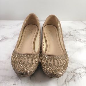 Women’s Gold size 6 flats.